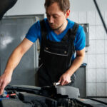 Tarifs de l’E85 : pourquoi est-ce encore intéressant ? Vont-ils augmenter ? Garagiste installant un boitier pour rouler avec du E85