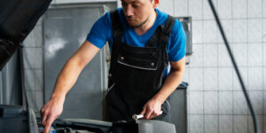 Garagiste installant un boitier pour rouler avec du E85