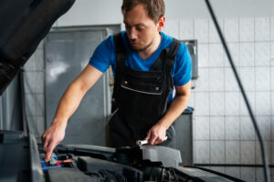 Garagiste installant un boitier pour rouler avec du E85