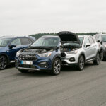 BMW X3 modèle à éviter : générations, moteurs et années à trier Trois générations de SUV compacts premium présentées sur une piste d’essai, avec des différences visibles de carrosserie et de motorisation.
