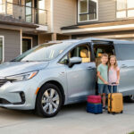 Quel monospace électrique familial choisir face au concept Renault E-Space ? Monospace électrique familial moderne garé devant une maison contemporaine, avec les portes ouvertes, deux enfants et des bagages visibles.
